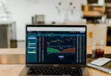 De ce acțiunile nu se tranzacționează la prețul de închidere din ziua precedentă