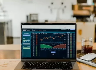 De ce acțiunile nu se tranzacționează la prețul de închidere din ziua precedentă