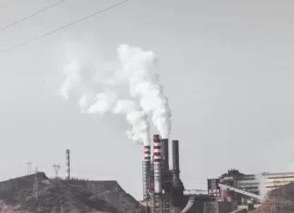 Care este producătorul de televizoare Skyworth?